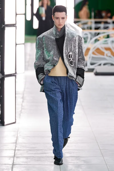 Look 18